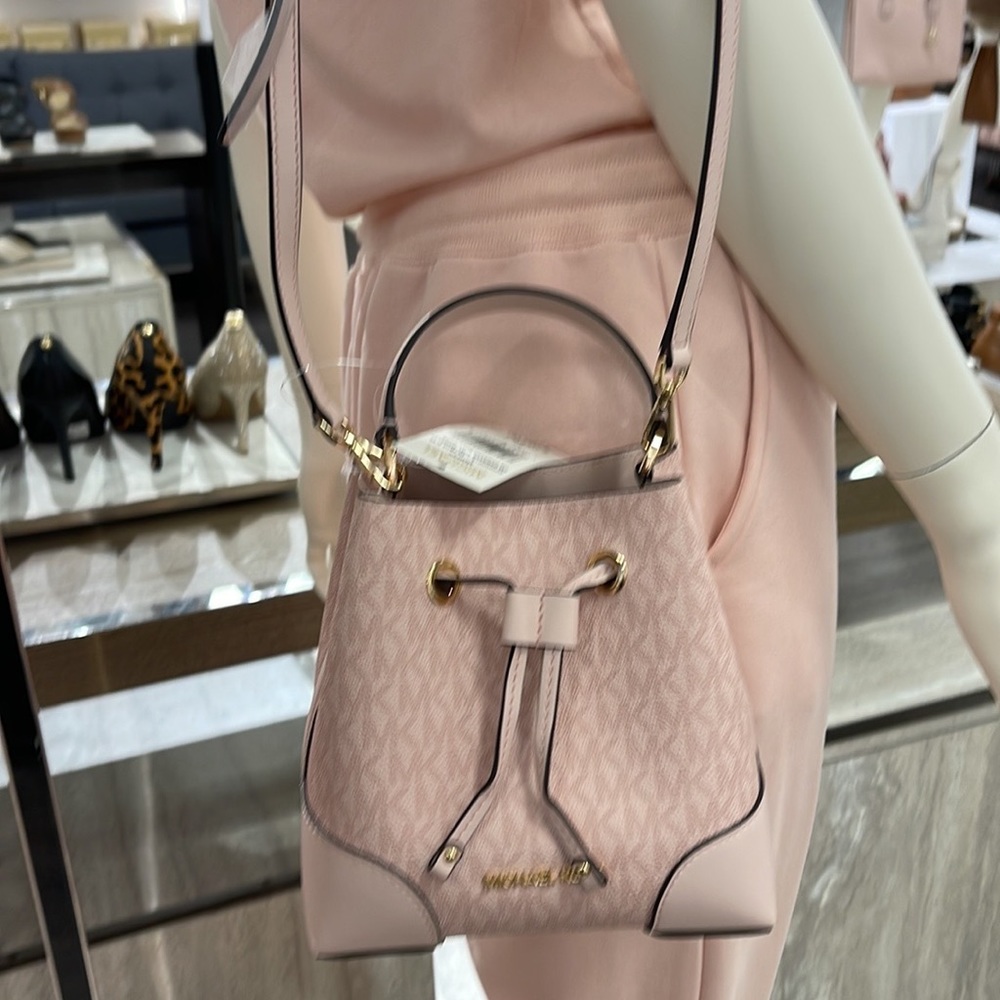MICHAEL KORS 35F2GM9M1B MERCER SMALL BUCKET DRAWSTRING CROSSBODY
Dk Powder Blush - Picture 15 of 16
